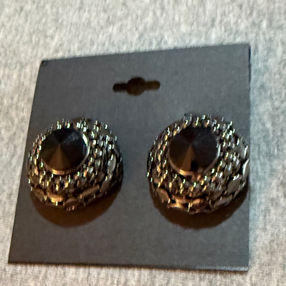 Elegant Black Stud Earrings NWT - Picture 2 of 4